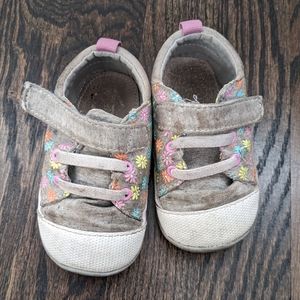 🐥 SEE KAI RUN SIZE 6 BABY GIRL SHOES